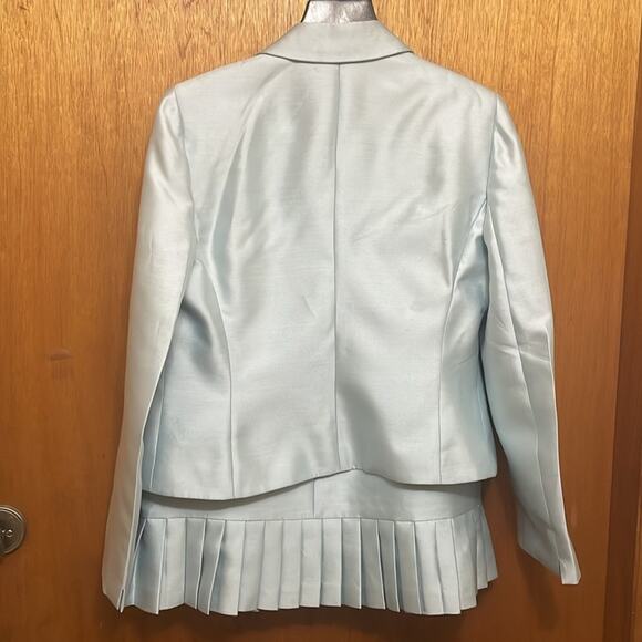 Classy Tahari Wool and Silk Suit. 10 - Picture 4 of 6